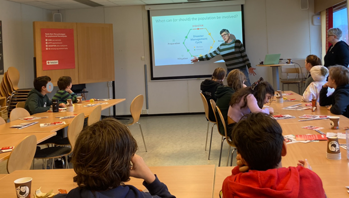 Matthieu Branlat (SINTEF) discusses the Disaster Management Cycle with the class.