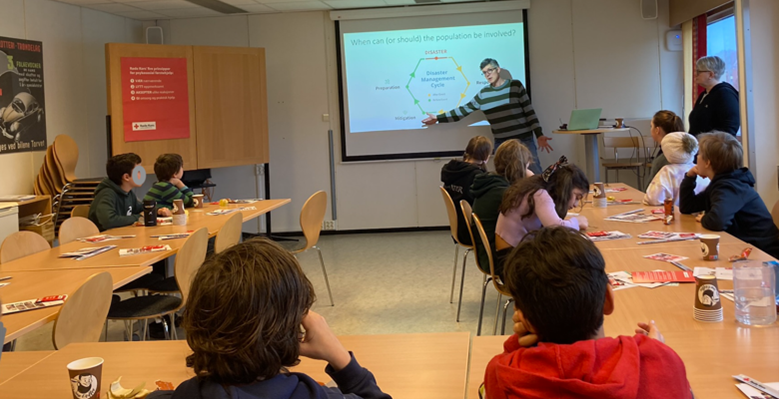 Matthieu Branlat (SINTEF) discusses the Disaster Management Cycle with the class.