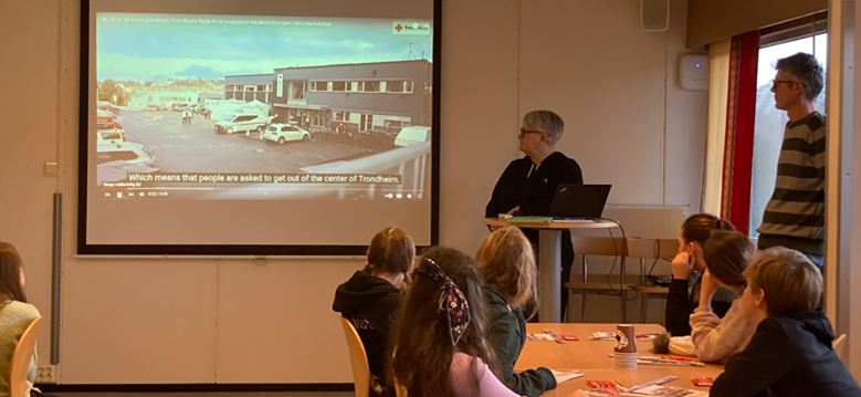 Marita Hoel Fossen (Trondheim Red Cross) shows footage of a recent training exercise. 